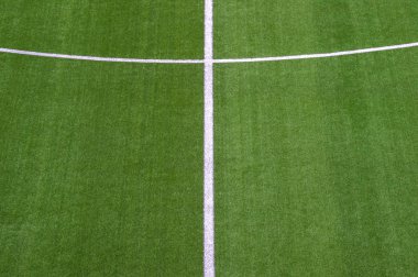 Yukarıdan ateş beyaz çizgili yeşil sentetik çim fotoğrafı spor sahası.