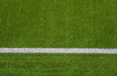 Yukarıdan ateş beyaz çizgili yeşil sentetik çim fotoğrafı spor sahası.
