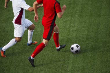 İki adam top kontrolünü bir futbol maçında kavga