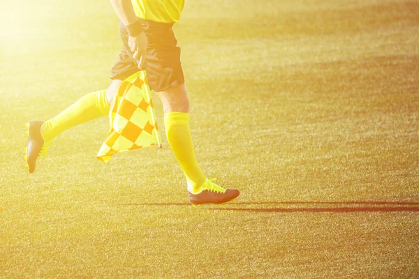 Árbitro Assistente Movendo Longo Linha Lateral Durante Jogo Futebol — Fotografia de Stock