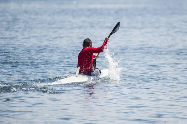 yarışmalar kürek için sprint yarışı sırasında adam atlet canoeists