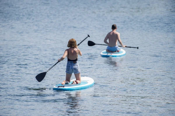 Raket Pano göle, Sup ayağa üzerinde genç çekici çift