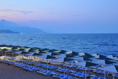 Mavi deniz ve dağlar, Kemer, Türkiye ile güzel bir plaj. Seyahat ve tatil