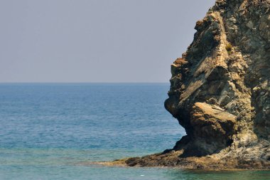 Kayalık deniz sahil pines kemer tarafından kapsanan. Yüz. Antalya, Türkiye