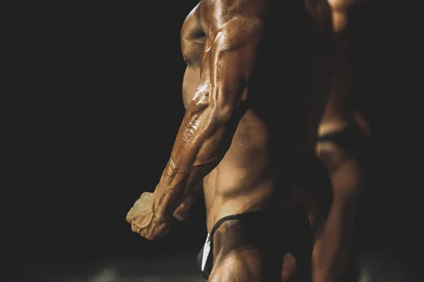 Sporcular Bodybuilders Kol Pazı Tarafında Süzme — Stok fotoğraf