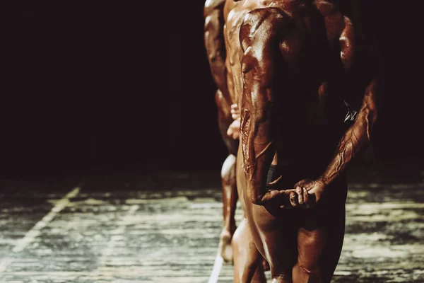 Rendimiento Atleta Culturista Competencia Demostración Tríceps Tus Brazos Desde Atrás — Foto de Stock