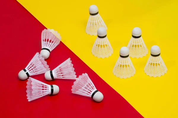 Bádminton Lanzaderas Raqueta Sobre Fondo Rojo Amarillo — Foto de Stock