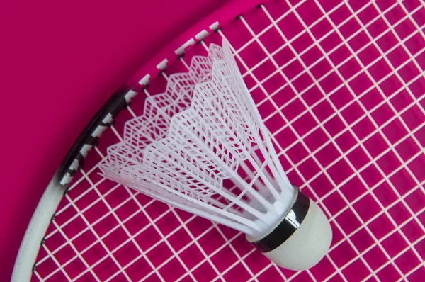 Bádminton Shuttlecock Raqueta Sobre Fondo Rosa — Foto de Stock