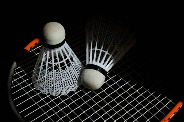 Badminton Shuttlecocks Rachetă Izolate Fundal Negru Noapte — Fotografie, imagine de stoc