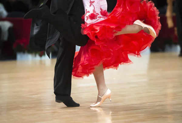 Vackra Fruntimmersaktig Och Maskulina Ben Aktiva Ballroom Dance Inomhus — Stockfoto