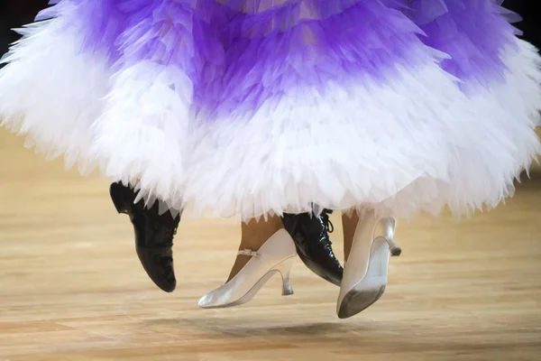 Belles jambes féminines et masculines dans la danse de salon active , — Photo