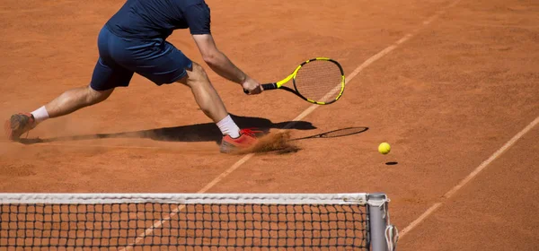 Manlig Tennisspelare Aktion Planen Solig Dag — Stockfoto