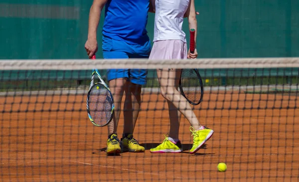 Joueuses Tennis Masculines Féminines Action Sur Terrain Par Une Journée — Photo