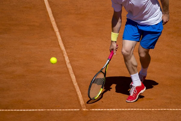 Manlig Tennisspelare Aktion Planen Solig Dag — Stockfoto