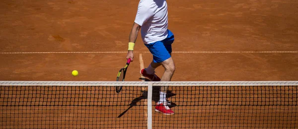 Giocatore Tennis Maschile Azione Sul Campo Una Giornata Sole — Foto Stock