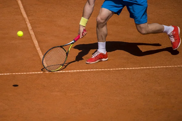 Manlig Tennisspelare Aktion Planen Solig Dag — Stockfoto