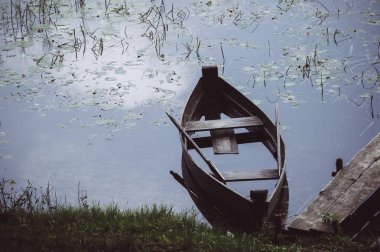 Eski bir tekne huzur içinde göle yatıyor