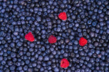 Ahududu yaban mersini dokulu karıştırın. kopya alanı ile üstten görünüm