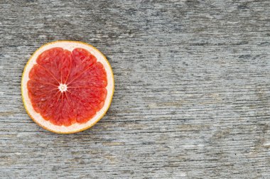 Pembe olgun greyfurt dilim eski ahşap zemin üzerine