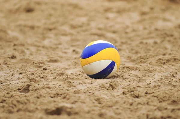 Volleyball Gelb Und Blau Sand — Stockfoto