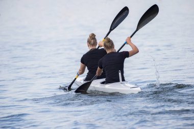 İki kadın sporcular canoeists yet kürek için sprint yarışı sırasında
