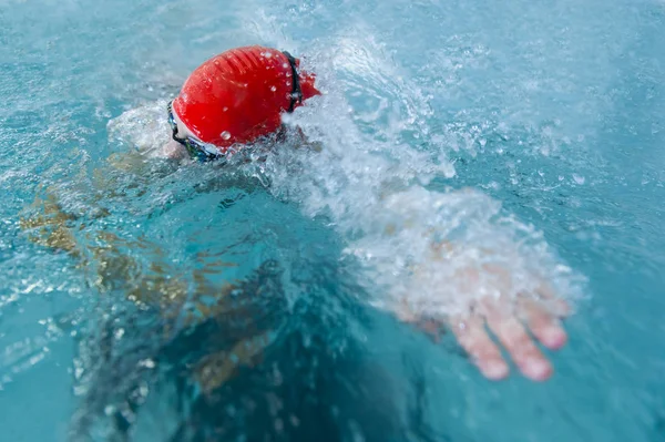 Jong Meisje Zwemmen Onder Wateroppervlak Het Blauwe Zwembad — Stockfoto