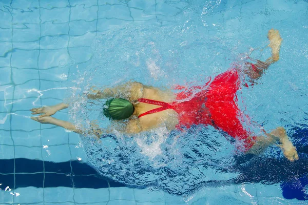 Frau Mit Badeanzug Schwimmt Auf Blauem Wasser — Stockfoto