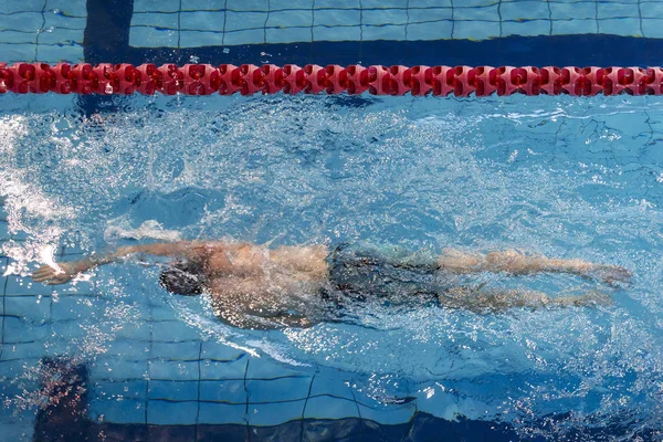 Vue Dessus Homme Nageant Dans Piscine Sous Eau — Photo