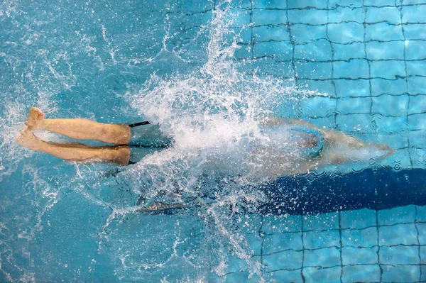 Nadador Masculino Que Saltando Mergulhando Piscina Desportiva Interior Homem Desportivo — Fotografia de Stock