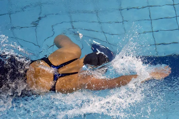 Draufsicht Auf Schwimmende Frau Pool Unterwasser — Stockfoto