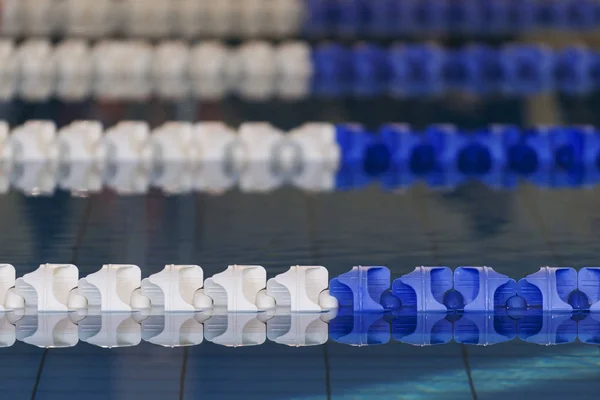 Vista Una Piscina Pubblica Vuota Coperto Corsie Una Piscina Competizione — Foto Stock