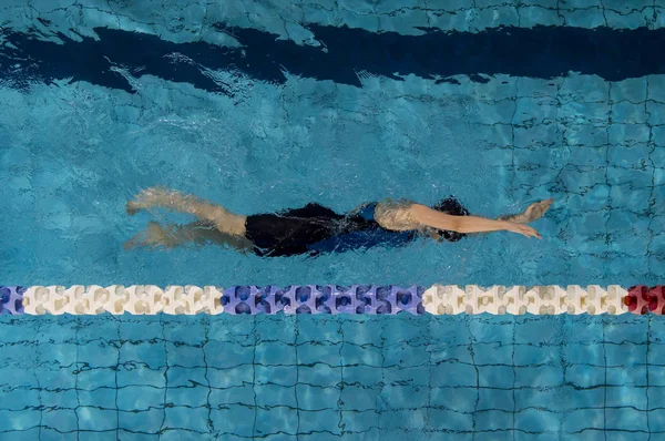 Junge Schwimmerin Blauen Becken — Stockfoto