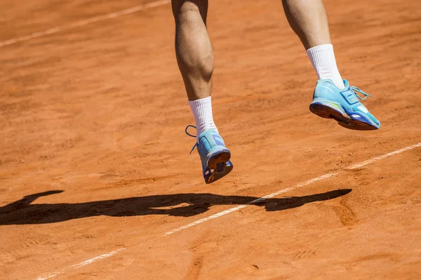Πόδια Του Έναν Παίκτη Του Τένις Στην Υπηρεσία Κίνηση — Φωτογραφία Αρχείου