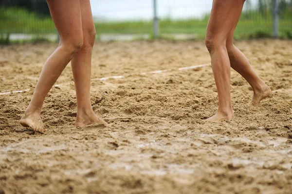 Schöne Beachvolleyball Frauenbeine — Stockfoto