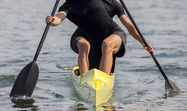 Dwóch Kajakarzy Sportowców Podczas Wyścigu Sprint Konkursie Wioślarstwo — Zdjęcie stockowe