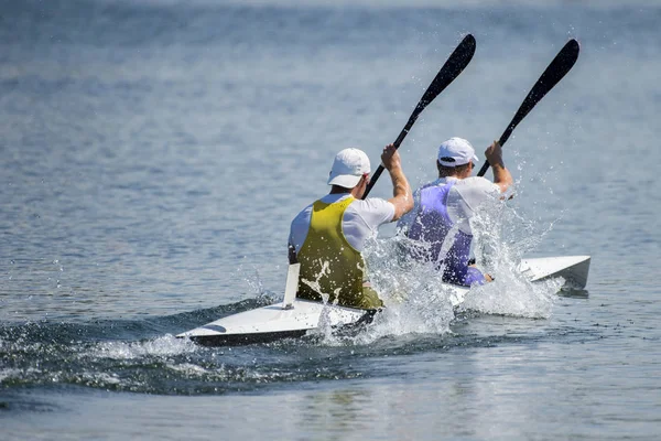 Dwa Człowieka Sportowców Kajakarze Podczas Wyścigu Sprint Wiosłowania Konkursy — Zdjęcie stockowe