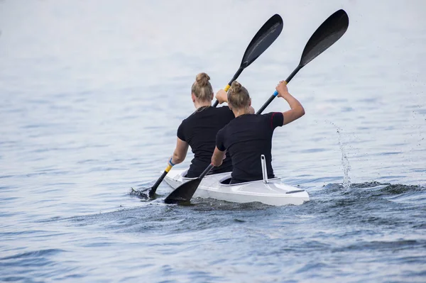 Dos mujeres deportistas piragüistas durante la carrera de sprint para remo compe — Foto de Stock