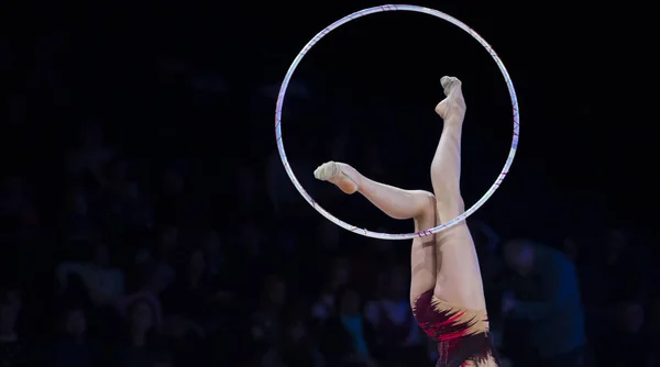 Gymnaste Rythmique Tenant Cerceau Sur Les Jambes Isolé Sur Noir — Photo