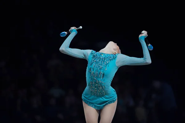 Femme Costume Gymnaste Montrer Des Compétences Athlétiques Sur Fond Noir — Photo
