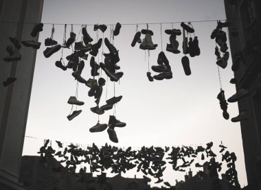 Eski bot ipe asılı. Siyah ve beyaz