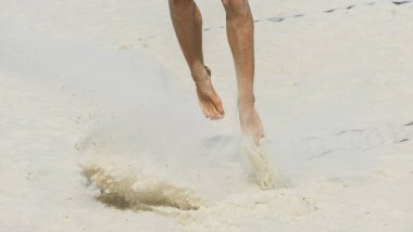 ayak ve bacaklar bir erkek plaj voleybol oyuncusu Close-Up