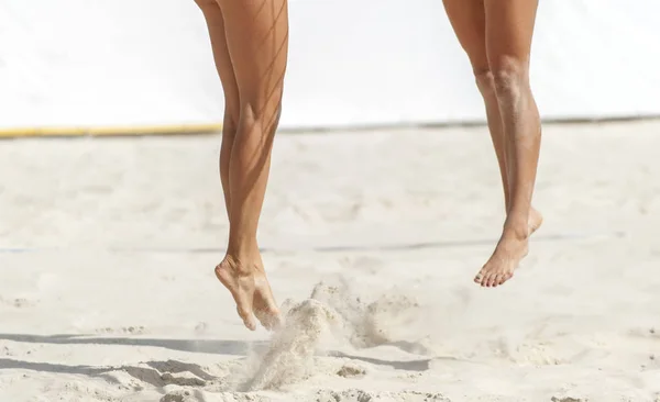 Primer plano de los pies y las piernas de un jugador de voleibol playa masculino —  Fotos de Stock