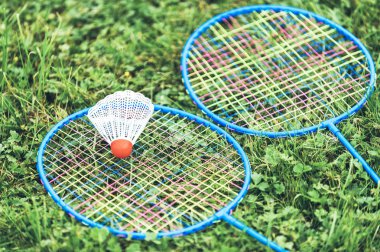 Badminton Raket yeşil çimenlerin üzerinde.