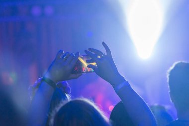 Siluet eller izleyici kalabalık insan akıllı telefonlar konser zevk kullanın.