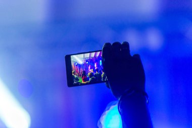 Siluet eller izleyici kalabalık insan akıllı telefonlar konser zevk kullanın.