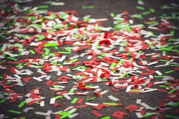 Coriandoli Colorati Festa Carta Piastrelle Pavimentazione Decorazioni Dopo Partito Asfalto — Foto Stock