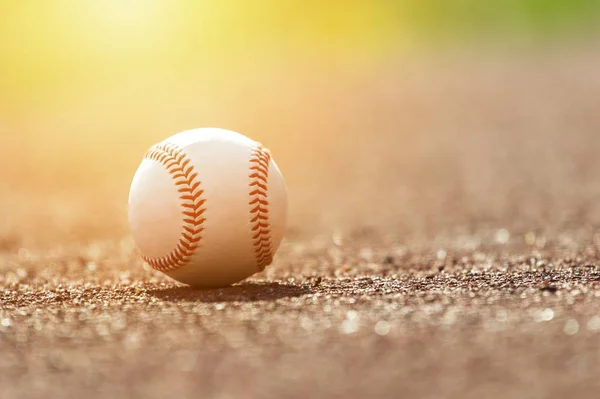 Μπάλα Του Μπέιζμπολ Τύμπανα Γήπεδο Μπέιζμπολ Στο Ηλιοβασίλεμα — Φωτογραφία Αρχείου