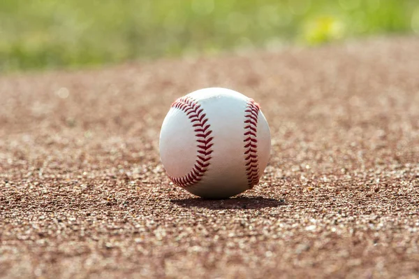 Neuer Baseballball Auf Rotem Bahngummi — Stockfoto