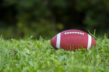 Amerikan futbolu ile yeşil çim sahada