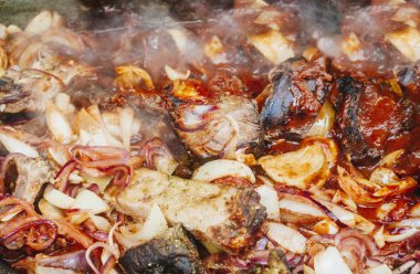 kavrulmuş et ve sebze